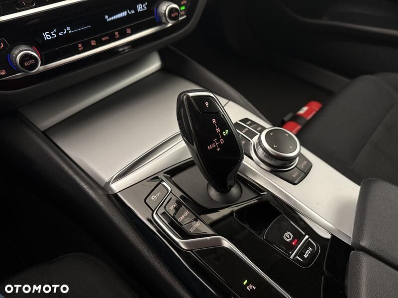BMW Seria 5 520d xDrive mHEV - 17