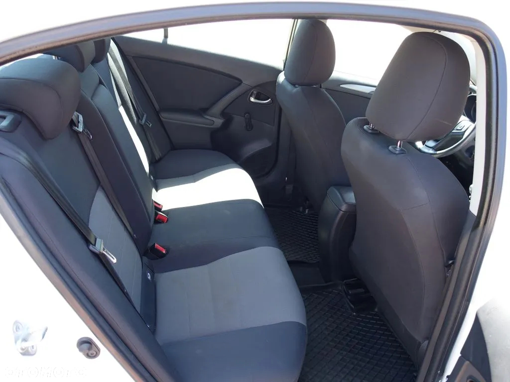 Toyota Avensis 1.8 Active - 12