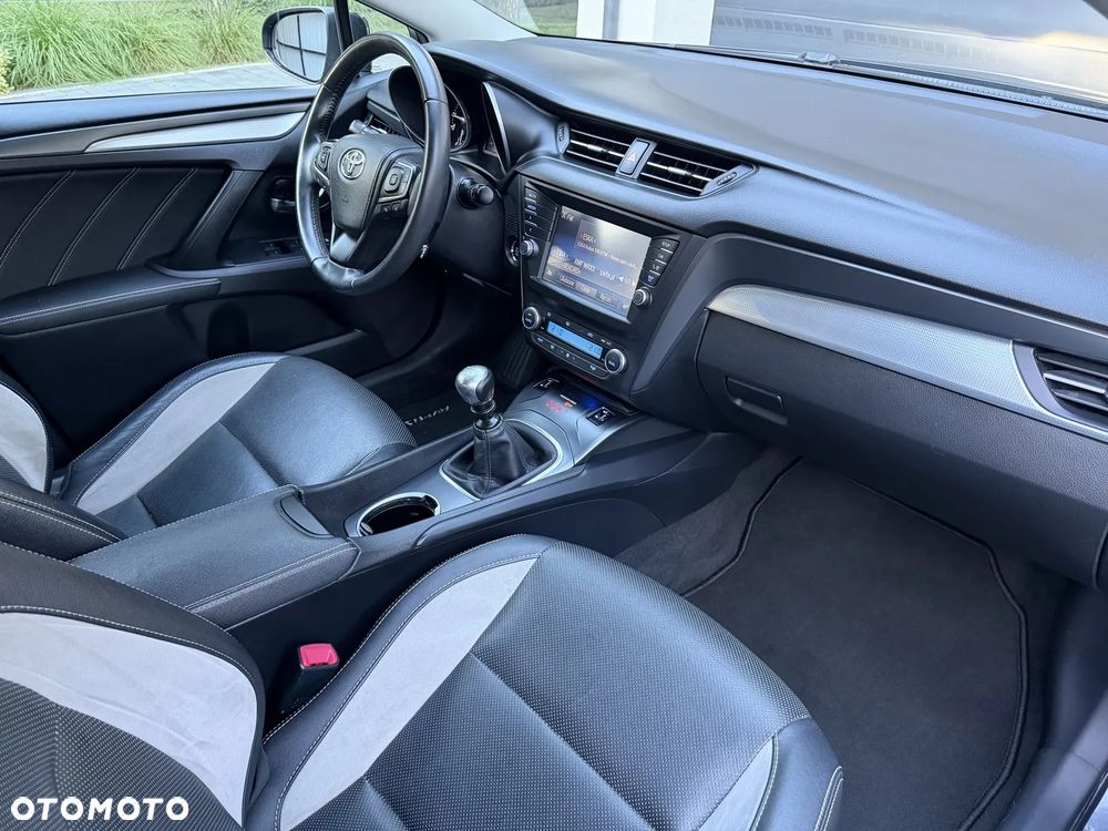 Toyota Avensis 1.8 Premium - 32