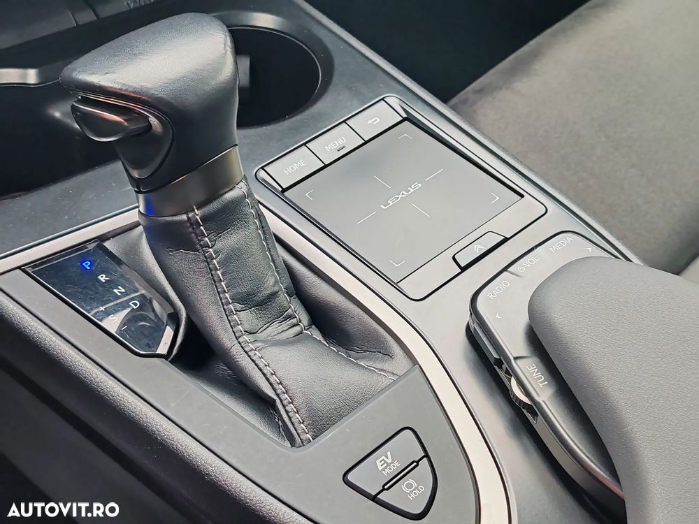 Lexus UX 250h Business Edition - 24