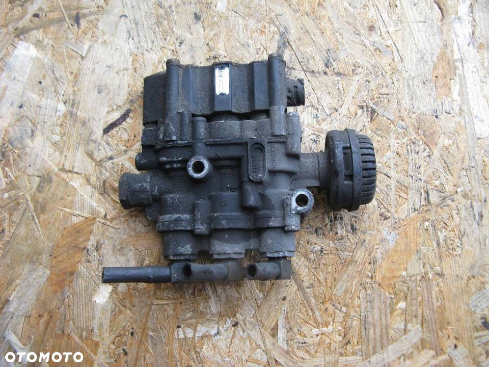# DAF XF 95 105 ZAWÓR POZIOMOWANIA PODUSZEK POWIETRZA ECAS 4729000550 1304587 - 5