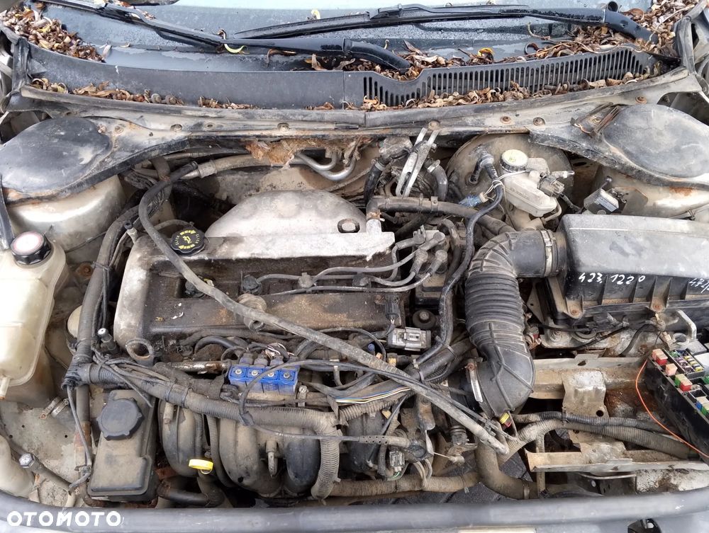 Ford Mondeo Mk.3 (00-03r.) 1.8B 125KM. Silnik CHBA, CHBB Skrzynia MTX 75 lakier Stardust Silver (metalic) . Cały na części GWARANCJA !!!  Przód Tył Zestaw Komplet Drzwi Klapa Zderzak Błotnik Maska Grill Atrapa Szyba Pas Lampa Lusterko Boczki Fotel Kanapa Kokpit Deska Rozdzielcza Przełącznik Włącznik Sterownik Przewody Wiązka Instalacja Moduł Komputer Czujnik Listwa Pompa Alternator Wtryski Głowica Rozrusznik Kompresor Sprzęgło Dwumas Silnik Skrzynia ABS Klimatyzacji Paliwa Wspomagania Kolektor Turbina Przepustnica Zawór Chłodnica Koło Hak Belka Sanki Zawieszenie Mcpherson Półoś Amortyzator Wydech Tłumik Zacisk Most - 28