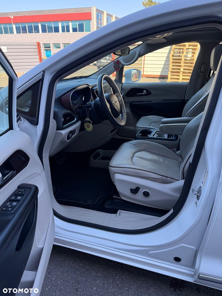 Chrysler Pacifica - 10