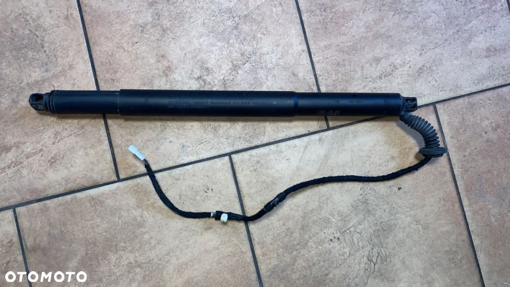 PRAWY SIŁOWNIK ELEKTRYCZNY KLAPY BAGAŻNIKA BMW X6 F16 7318652 - 2