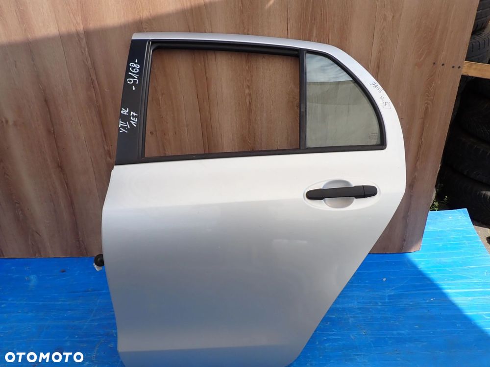 TOYOTA YARIS II 06-11 5d DRZWI TYLNE LEWE 1E7 - 1