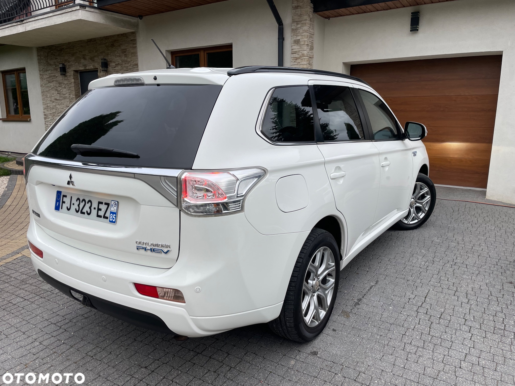 Mitsubishi Outlander 2.0 4WD Plug-In Hybrid - 28