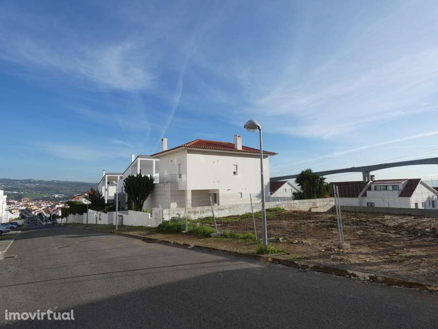 Moradia T3 isolada com jardim e garagem em Loures - Grande imagem: 3/20