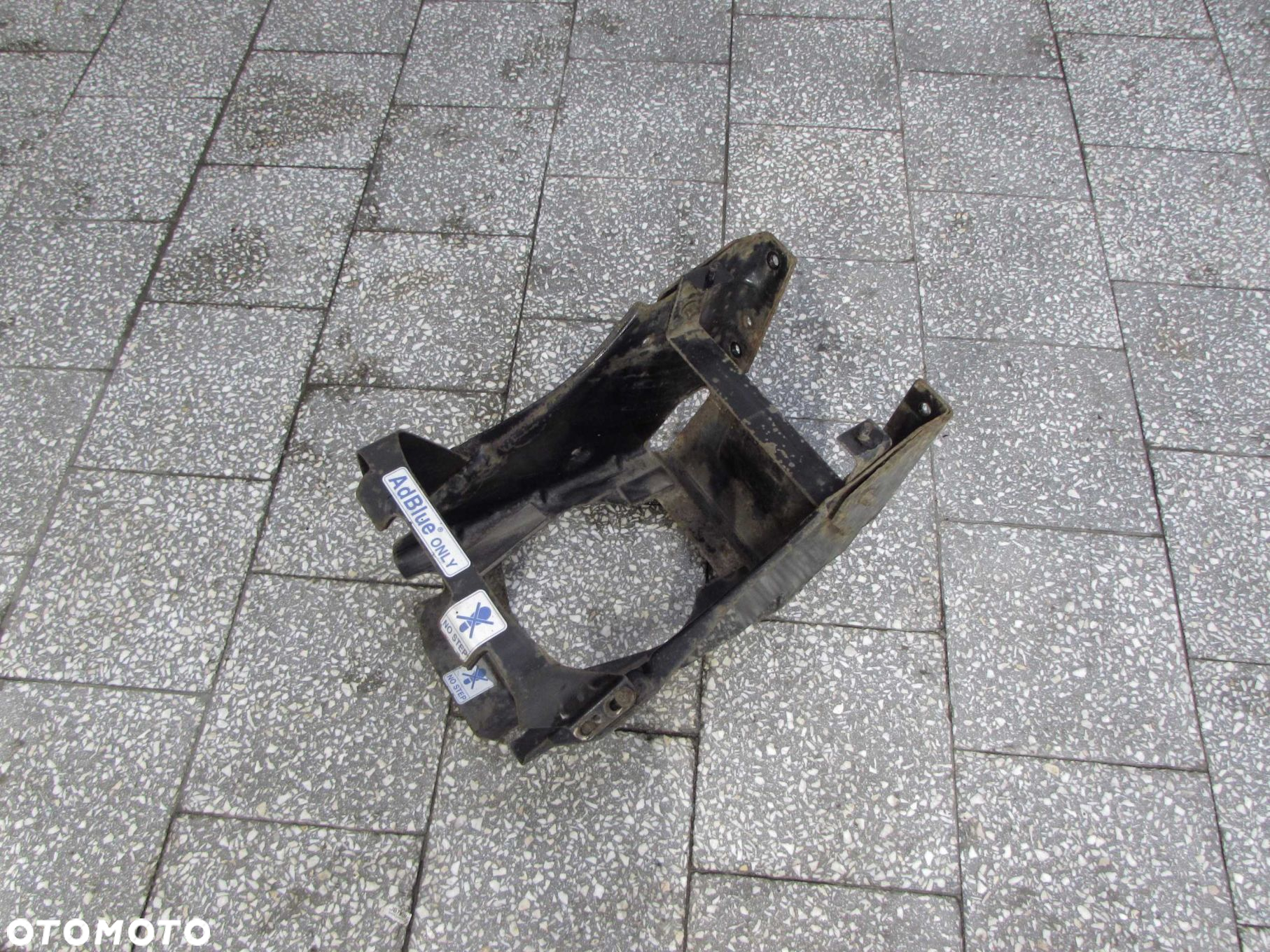 MITSUBISHI CANTER FUSO 7C15 3.0 E6 17R PODSTAWA WSPORNIK UCHWYT ZBIORNIKA AD-BLUE 13-21 - 3