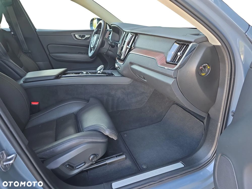Volvo XC 60 B4 D AWD Plus Dark - 31