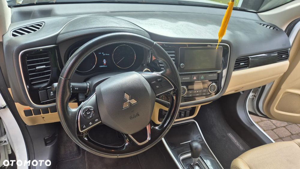 Mitsubishi Outlander 2.4 4WD CVT Intense - 26