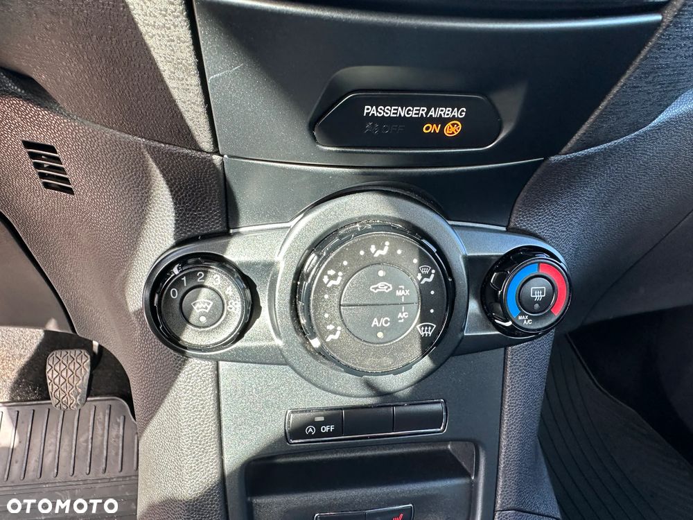 Ford Fiesta 1.0 Champions Edition - 27