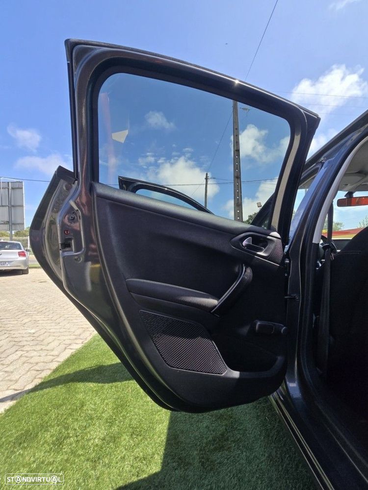 Peugeot 208 1.2 PureTech Allure - 8