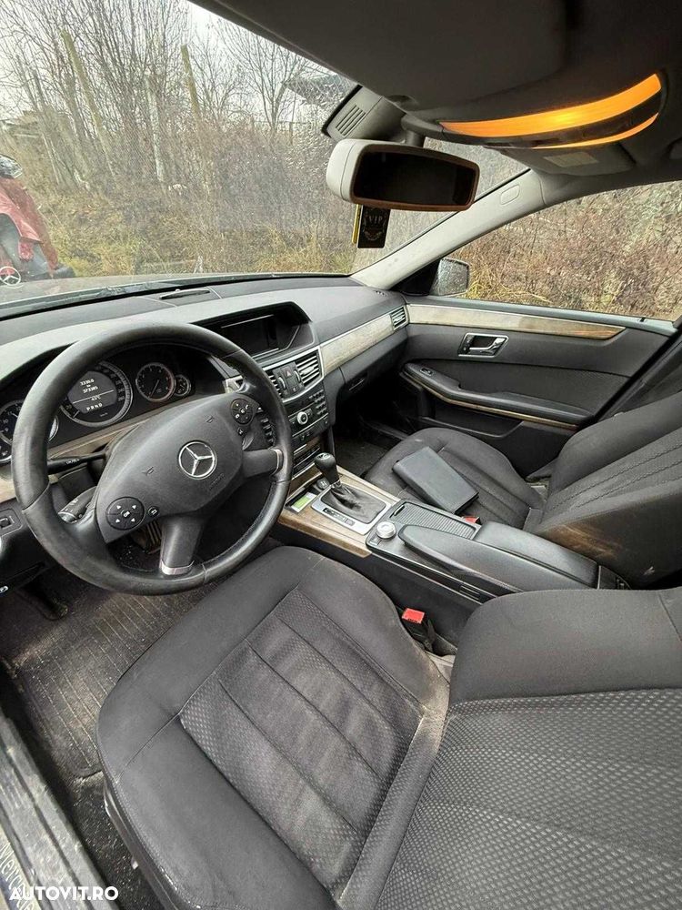 Dezmembrez Mercedes E class 220 2.2 motor defect - 3