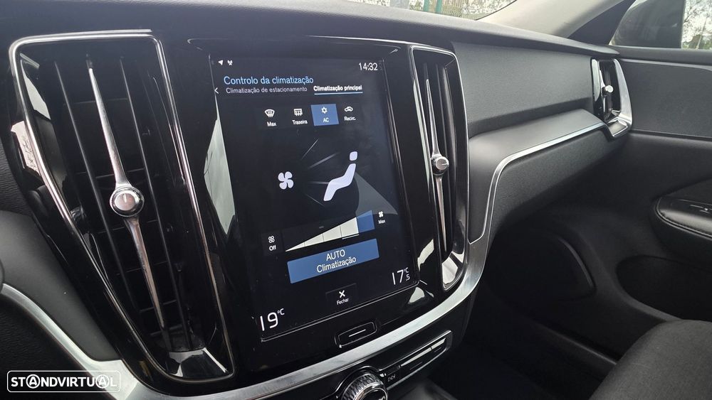 Volvo V60 2.0 D3 Momentum Core - 29