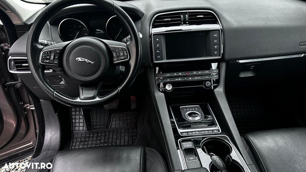 Jaguar F-Pace - 10