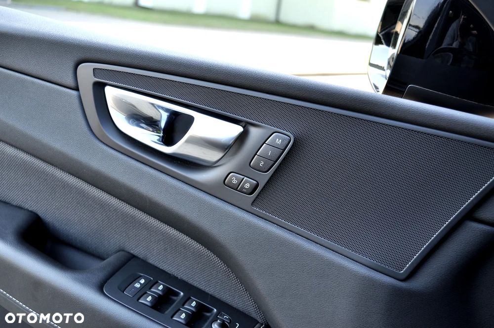 Volvo XC 60 B4 D Plus Dark - 32