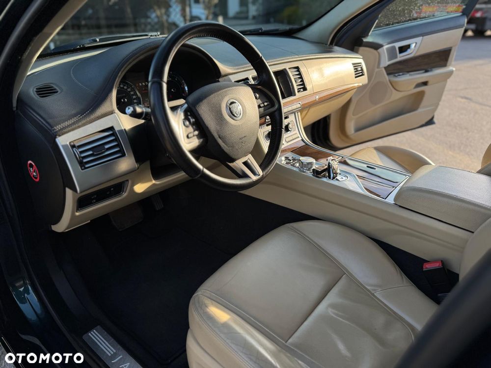 Jaguar XF 3.0 V6 D - 10