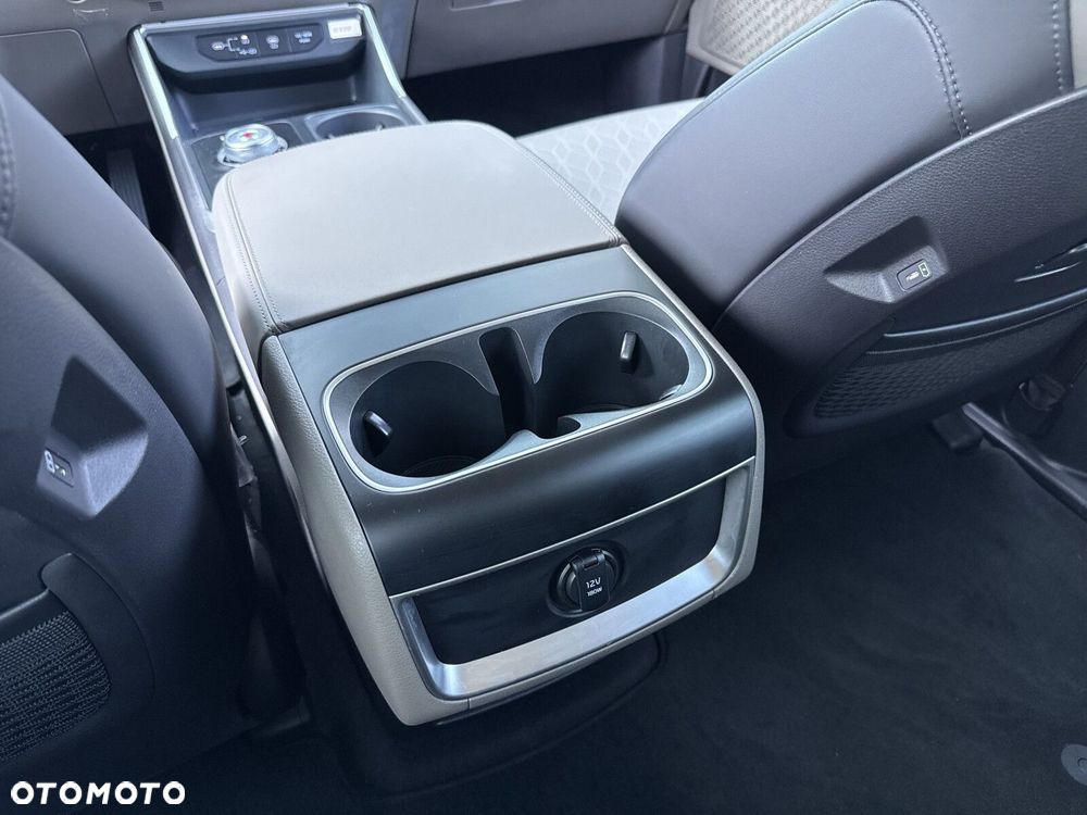 Kia Carnival - 32
