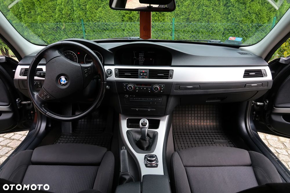 BMW Seria 3 318d Touring - 10