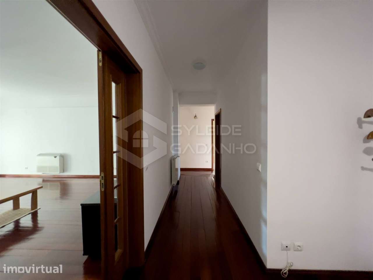 QUARTO  em apartamento T4 COM SALA e 2 casas de banho na zona baixa da - Grande imagem: 2/35
