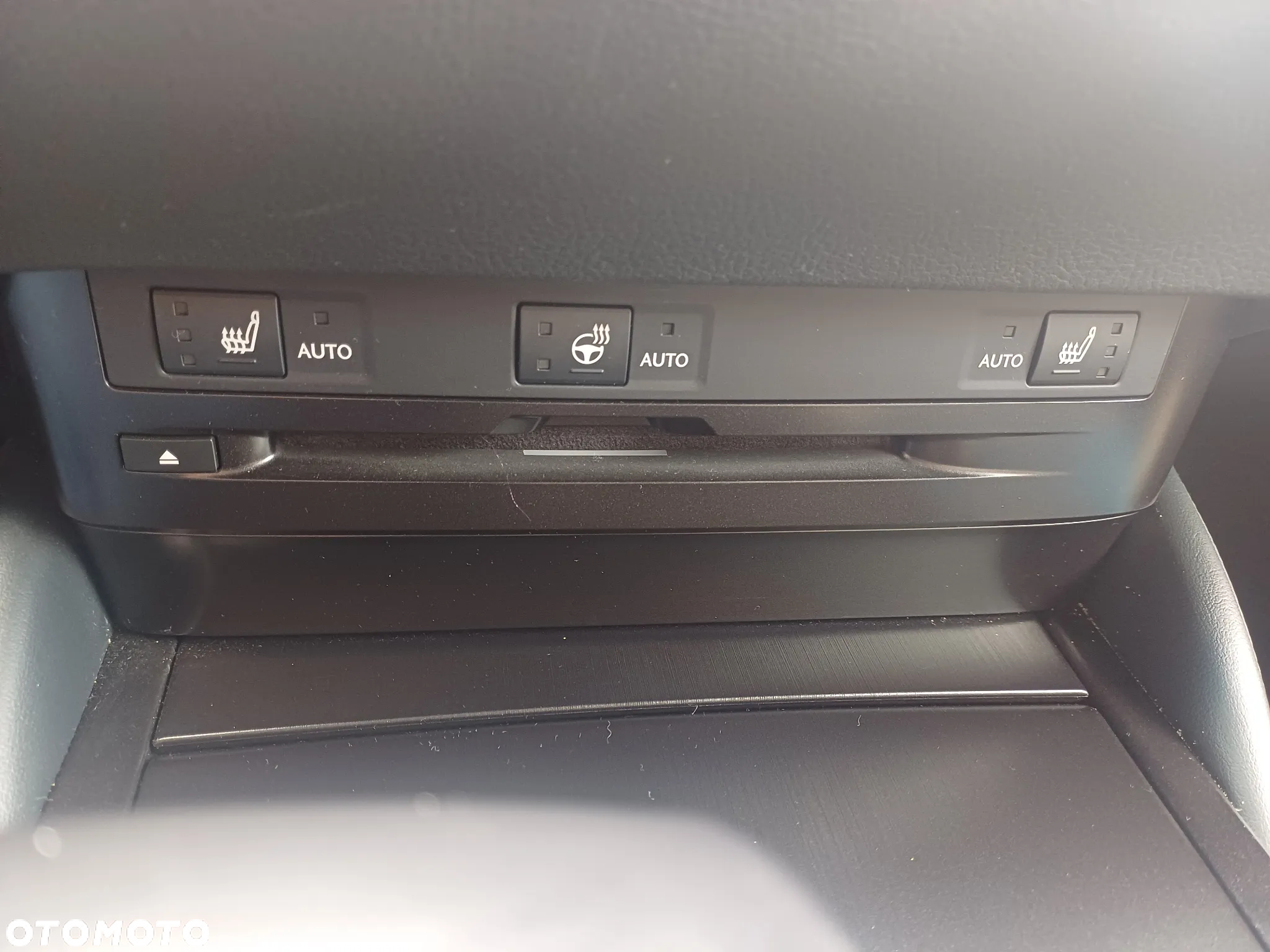 Lexus ES 300h Business Edition + - 21