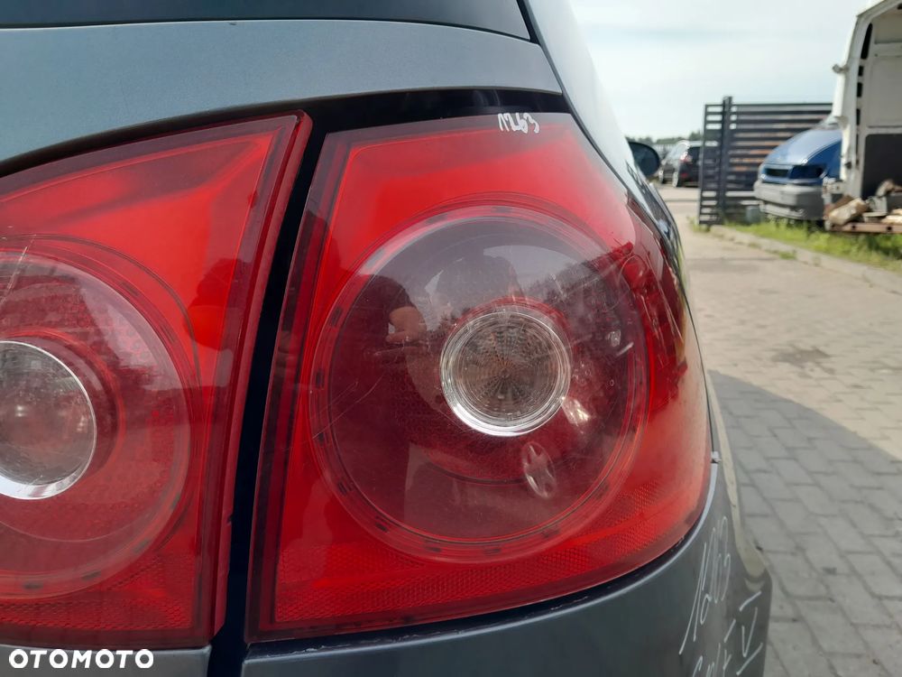 VW GOLF V LAMPA TYLNA PRAWA W BŁOTNIK HB - 2