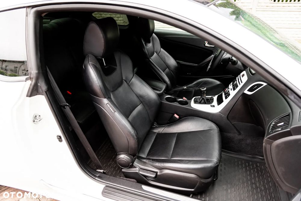 Hyundai Genesis Coupe 2.0 T - 32