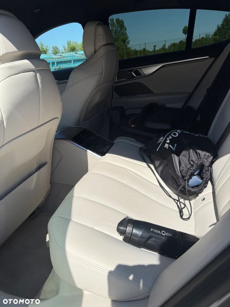 BMW Seria 8 - 12
