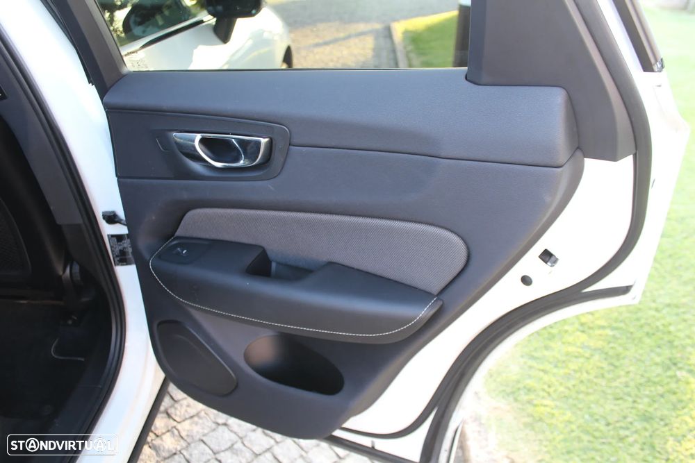 Volvo XC 60 2.0 T8 PHEV R-Design AWD - 29