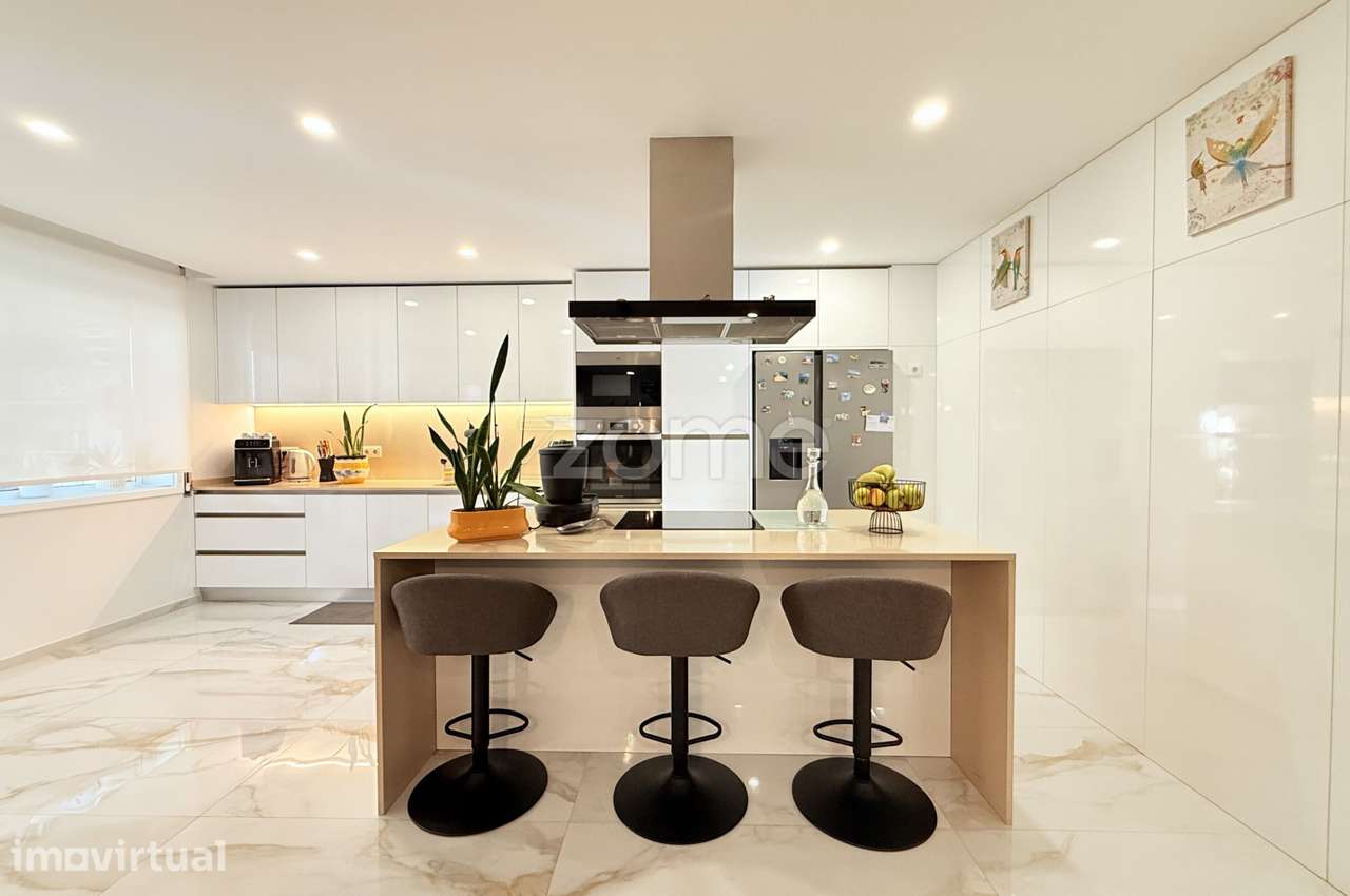 Apartamento T2 com 112 m² | Grande Varanda | Garagem para 2 Carros - Grande imagem: 3/32