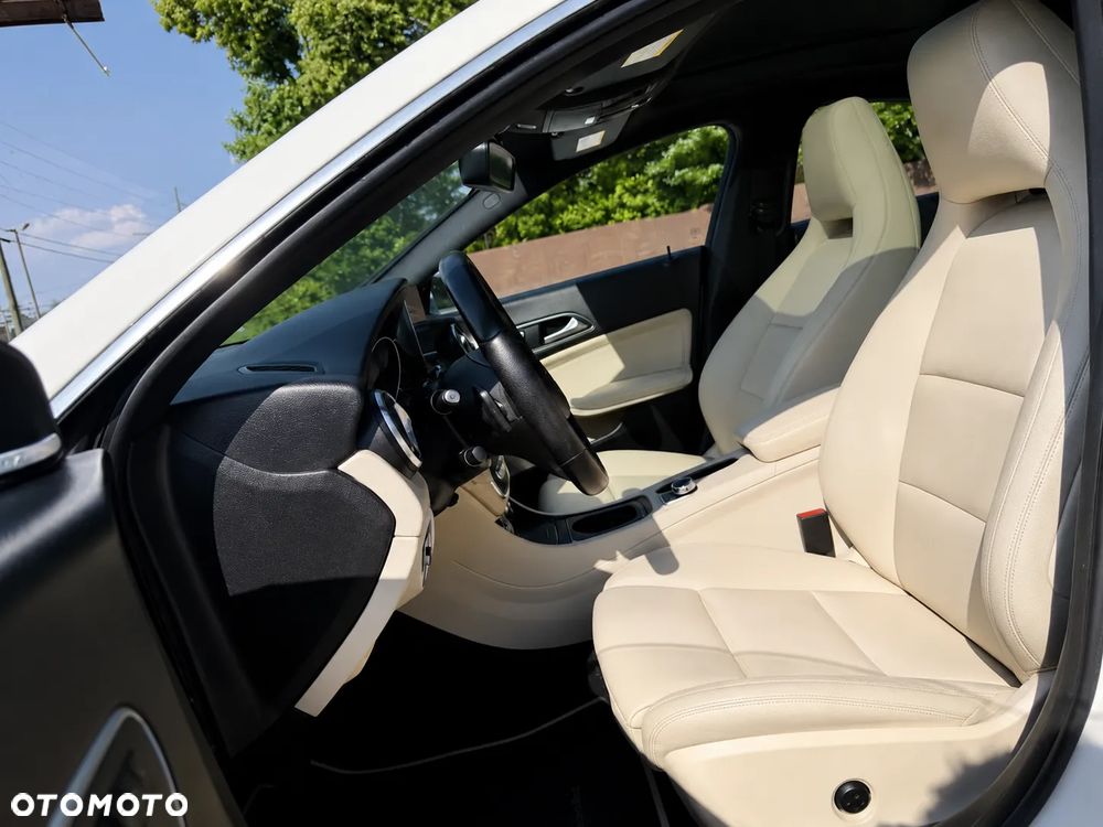 Mercedes-Benz CLA 250 4Matic 7G-DCT - 10
