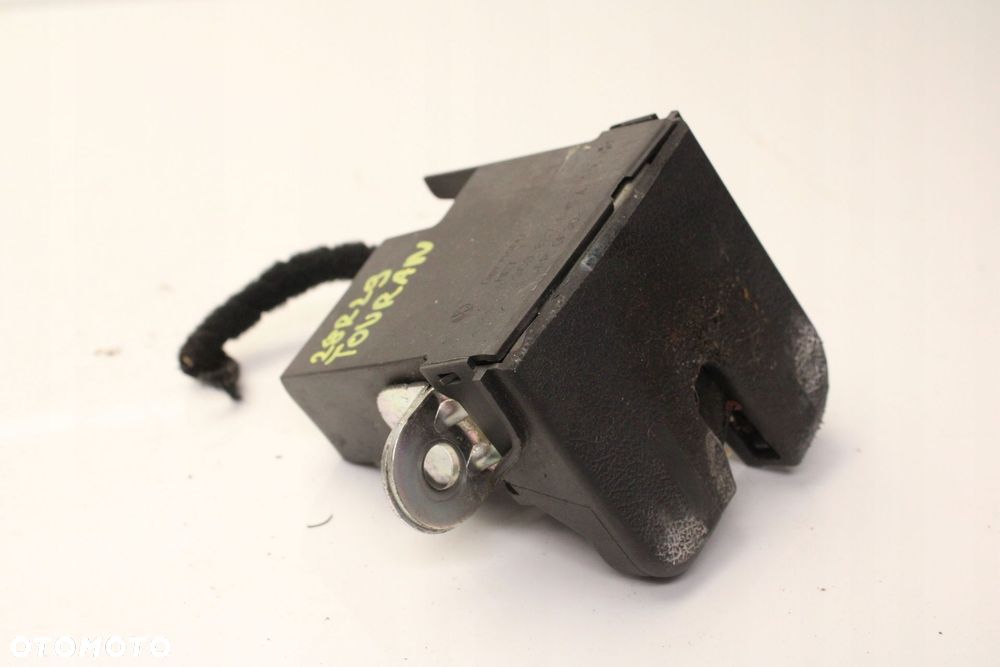 VW TOURAN I 03R- ZAMEK KLAPY BAGAŻNIKA TYŁ TYLNY - 1