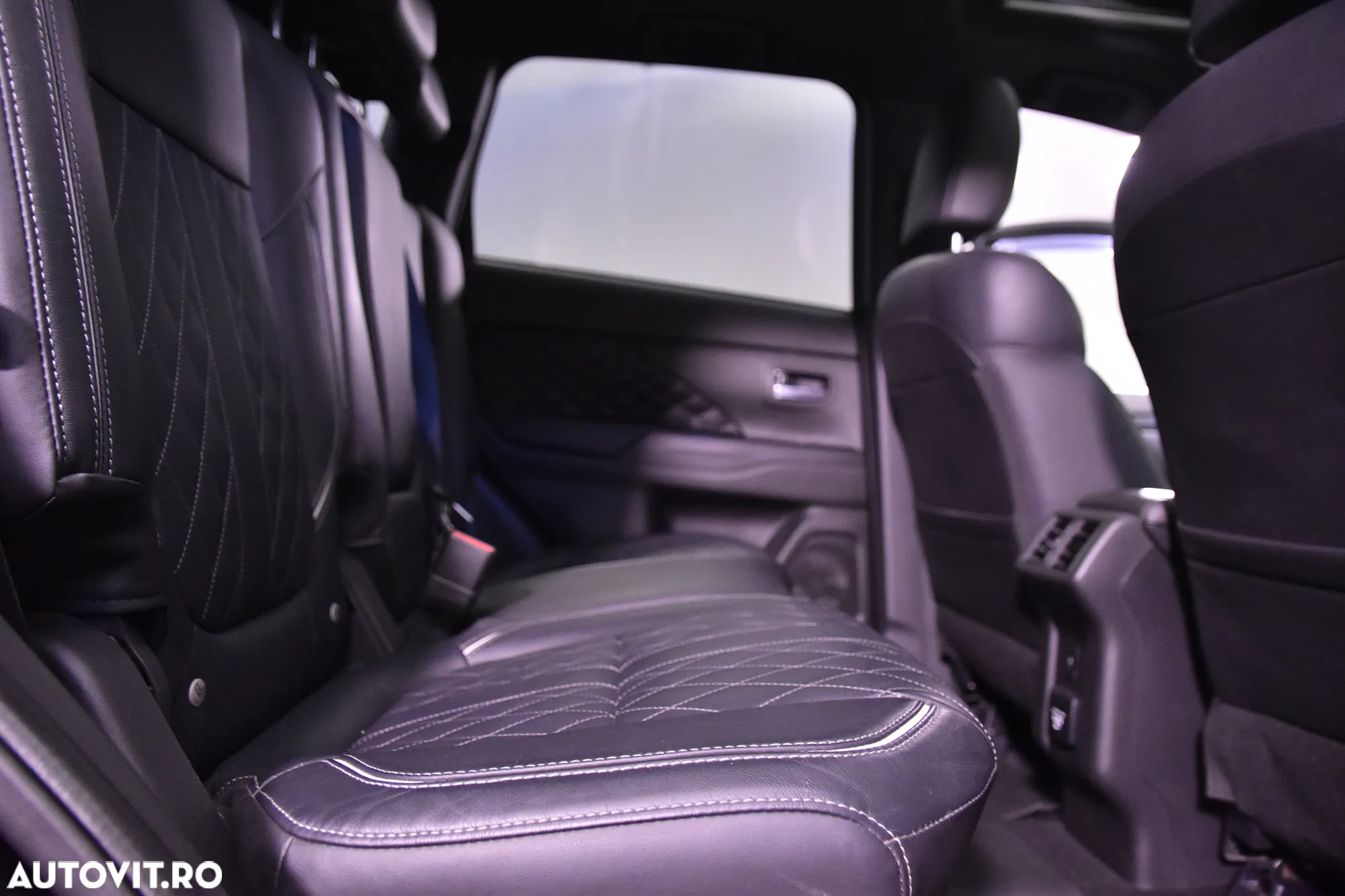 Mitsubishi Outlander - 12