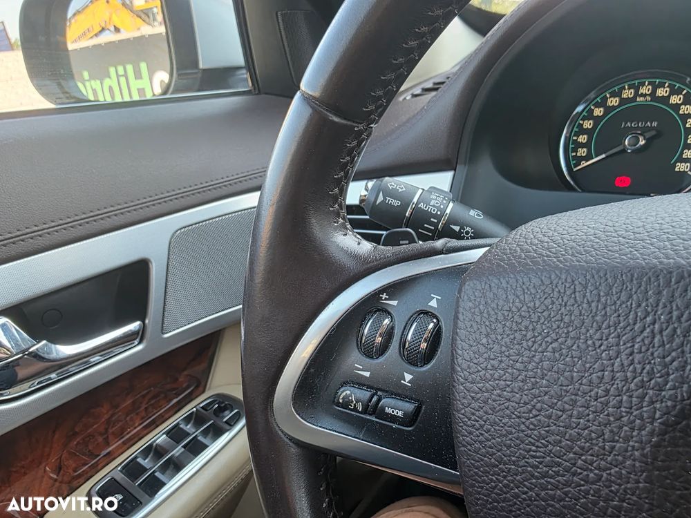 Jaguar XF 2.2D Premium Luxury - 18