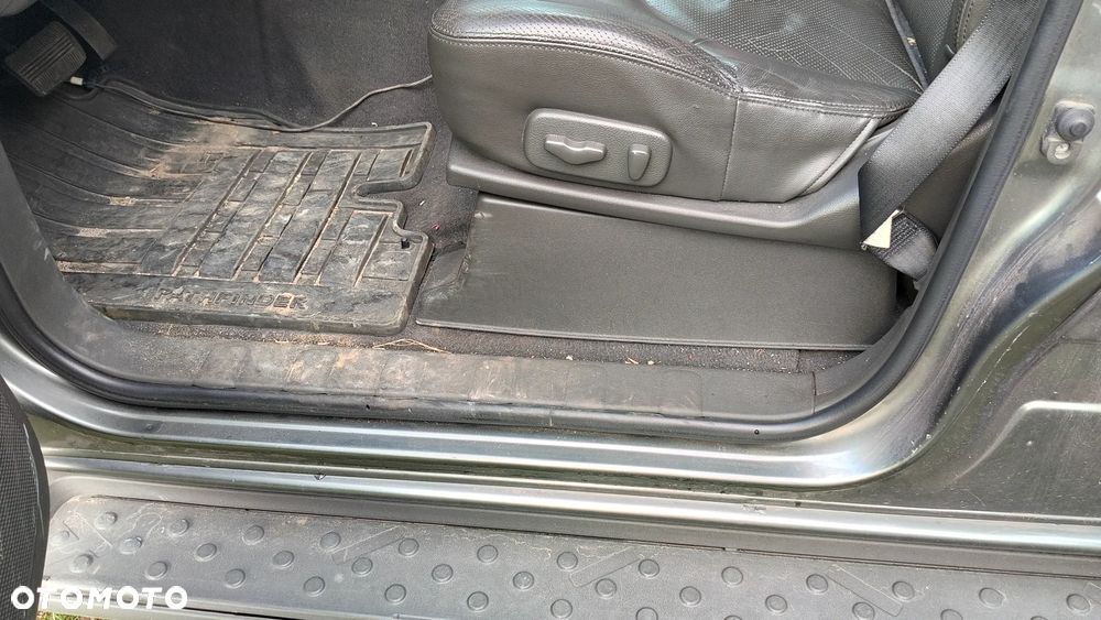 Nissan Pathfinder 4.0 V6 LE - 13