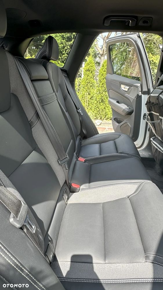 Volvo XC 60 B4 B R-Design - 12