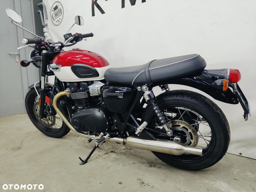 Triumph Bonneville - 24