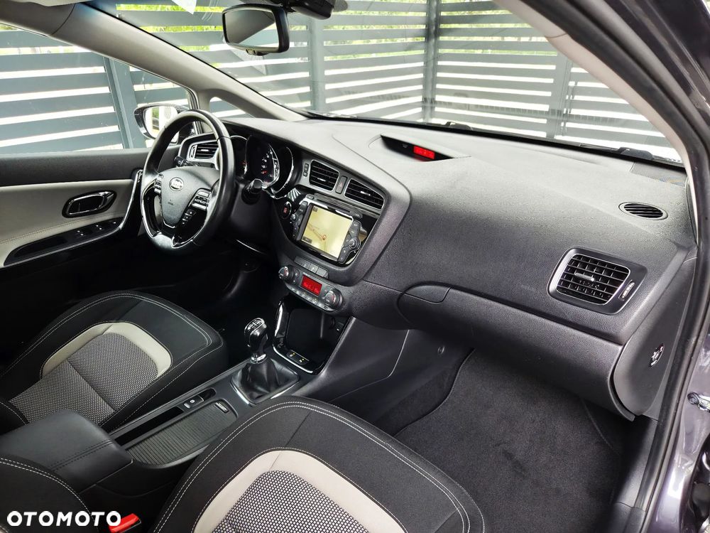 Kia Ceed 1.6 GDI Dream Team Edition - 24