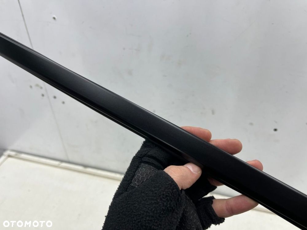 Listwa Porsche Macan 95b 14r.- czarny mat prawa tylna listwa zgarniająca uszczelka zewnętrzna drzwi - 4