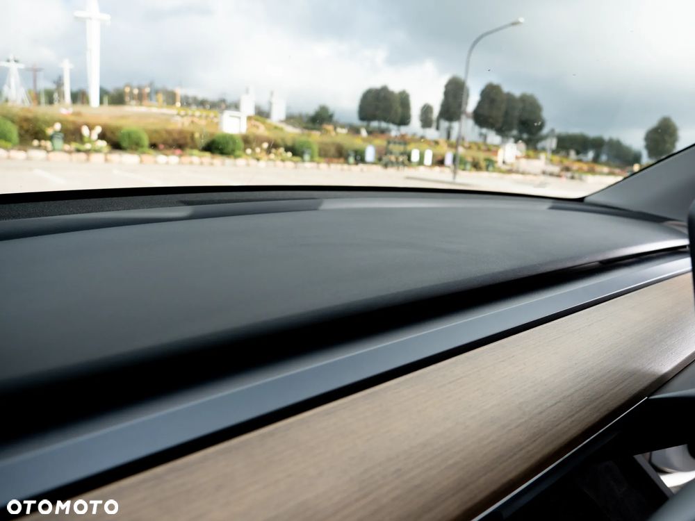 Tesla Y Long Range AWD - 22