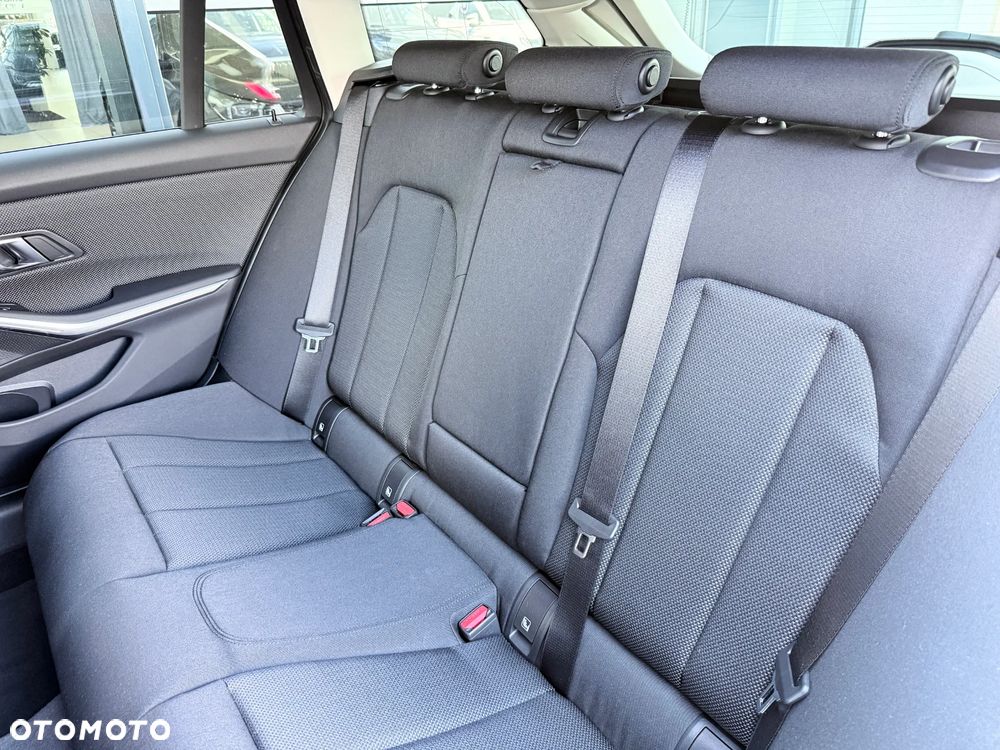 BMW Seria 3 320i sport - 35