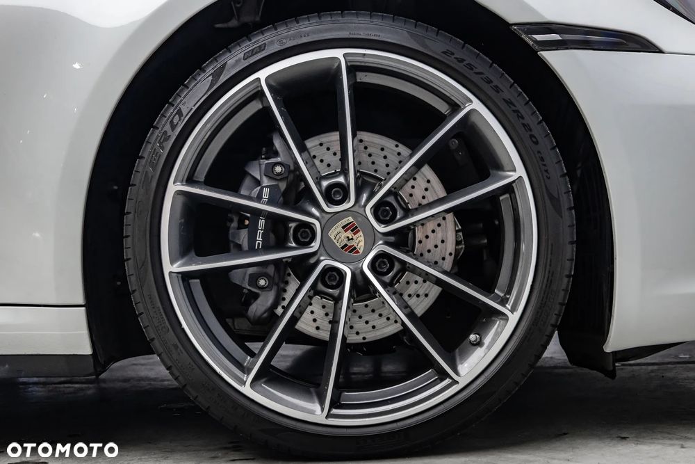 Porsche 911 Carrera 4 PDK - 13