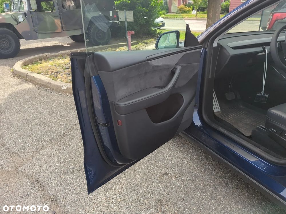 Tesla Model Y - 8