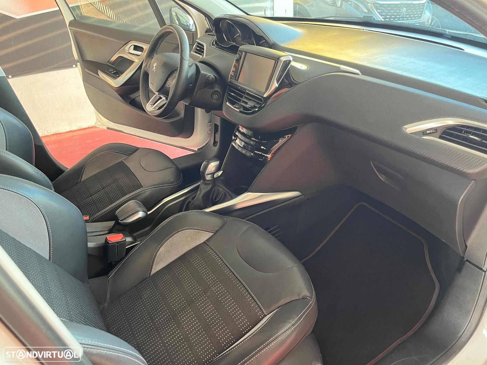 Peugeot 2008 1.2 PureTech Allure - 12