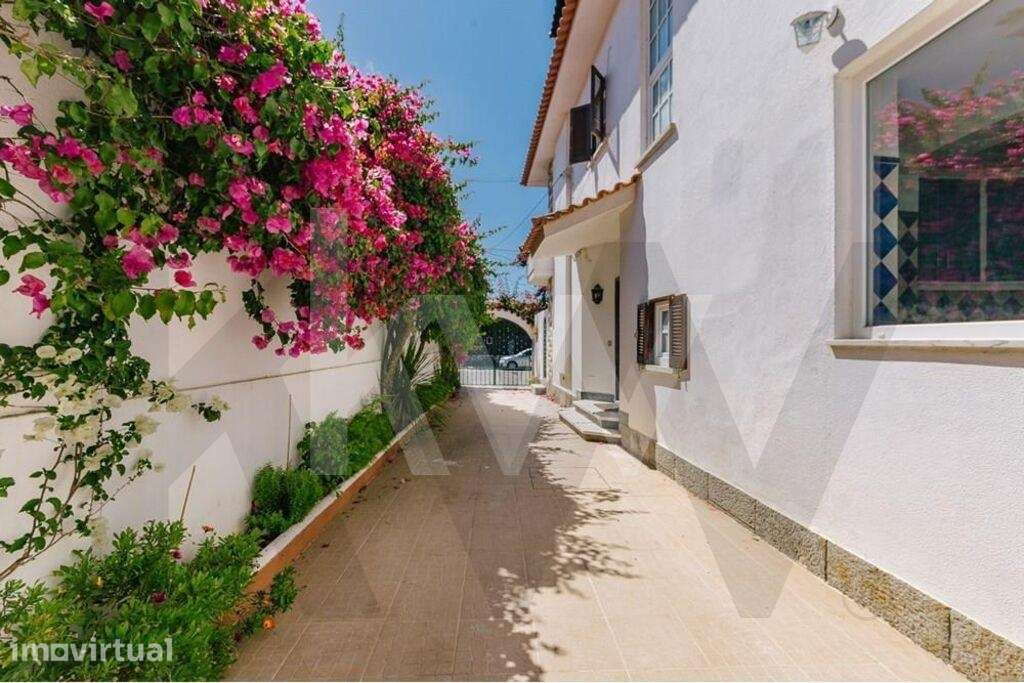 Moradia renovada isolada em Cascais - com piscina e lindo jardim, chur - Grande imagem: 3/51