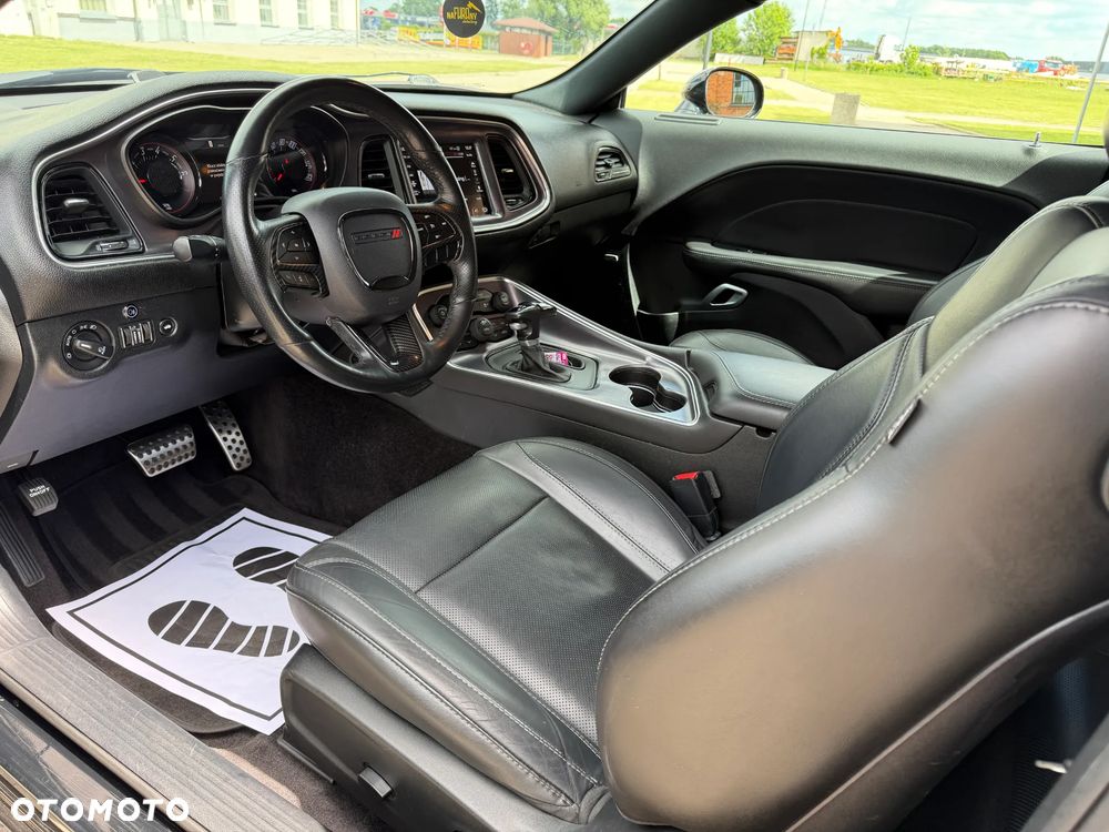 Dodge Challenger - 12