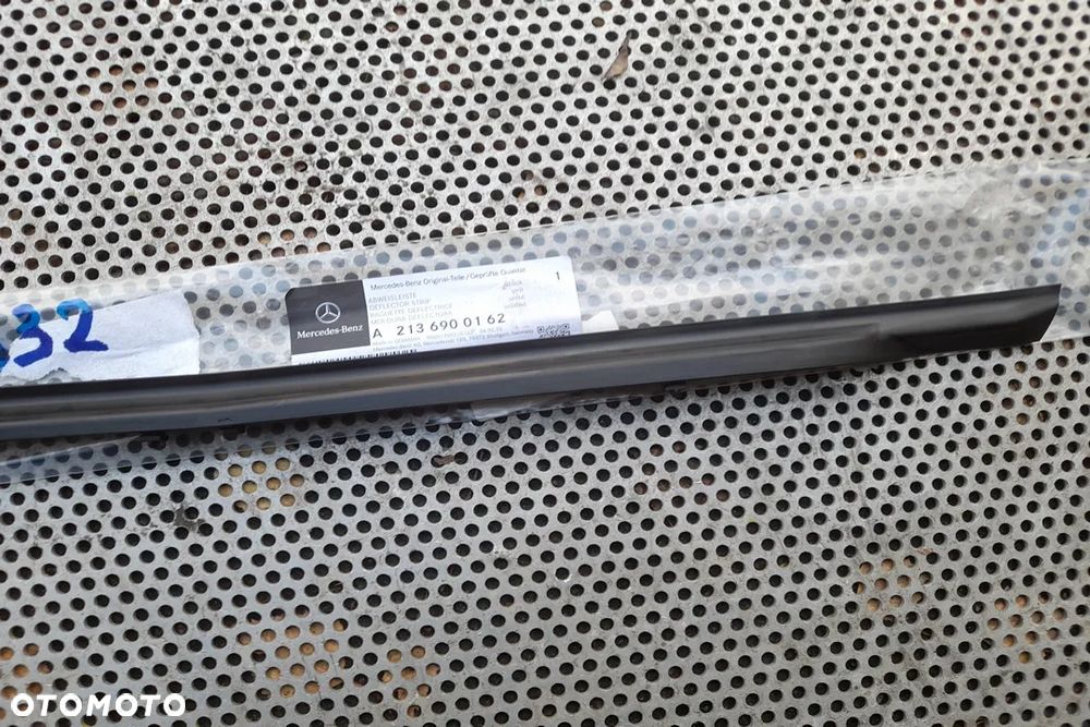 Mercedes W213 E Listwa Zgarniająca Uszczelka Drzwi Lewa Przód - 4