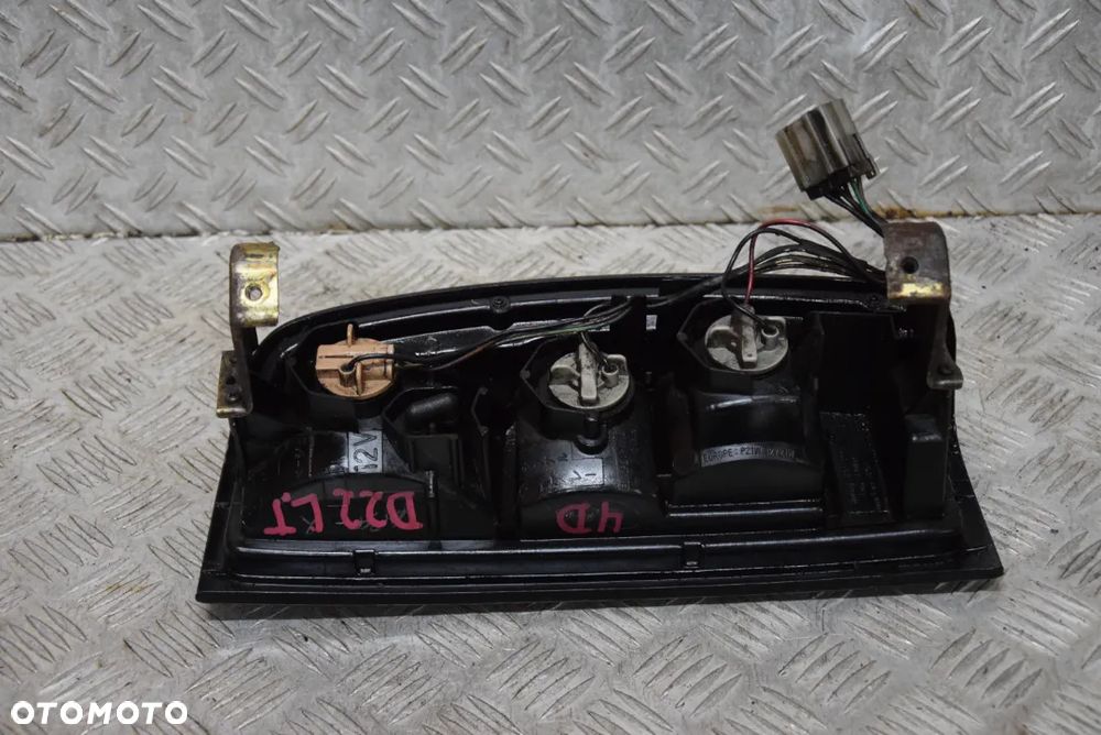 NISSAN NAVARA D22 LAMPA LEWA TYŁ - 5