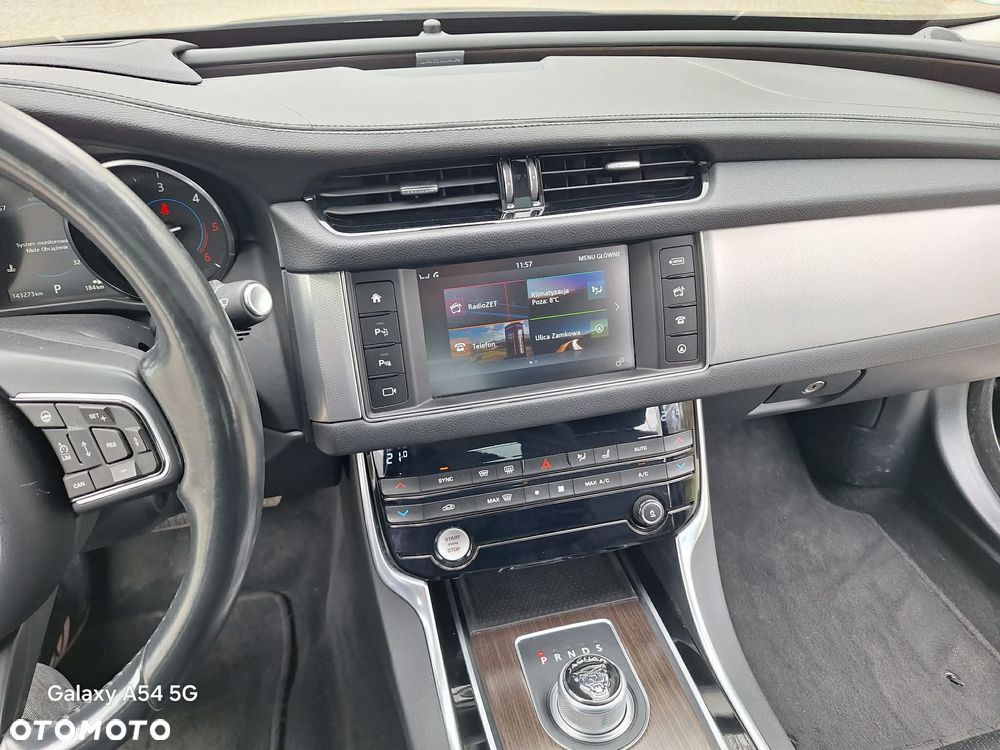 Jaguar XF 20d Prestige - 11