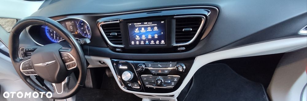 Chrysler Pacifica - 10